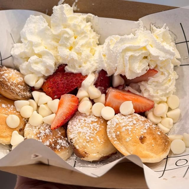Strawberry Cream Mini pancakes - 10 pieces.